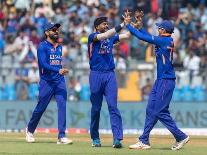 भारतीय टीम के सामने जीत के लिए 189 रनों का लक्ष्य था. टीम इंडिया ने शुरूआती झटकों के बाद केएल राहुल और रवीन्द्र जडेजा की शानदार पारी की बदौलत 39.5 ओवर में मैच अपने नाम कर लिया.