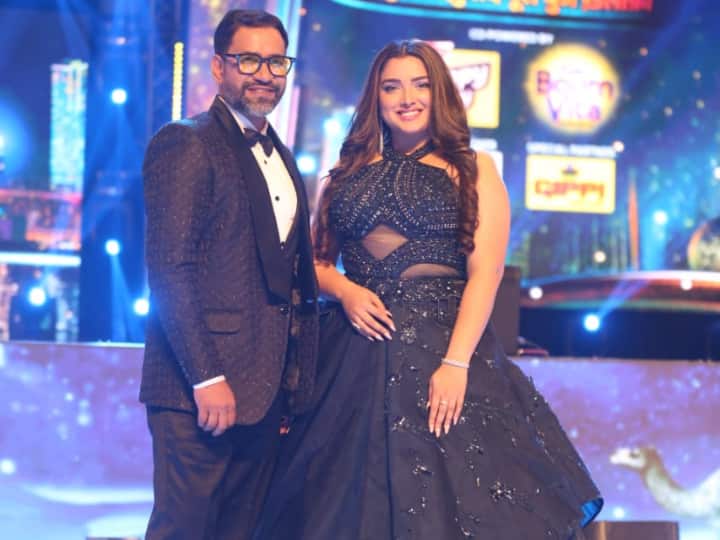 पहली तस्वीर में निरहुआ और आम्रपाली दूबे अवॉर्ड के साथ पोज देते नजर आ रहे हैं. जबकि दूसरी फोटो में निरहुआ एक्ट्रेस जैकलिन फर्नांडीस के साथ ठहाके लगाते नजर आ रहे हैं.