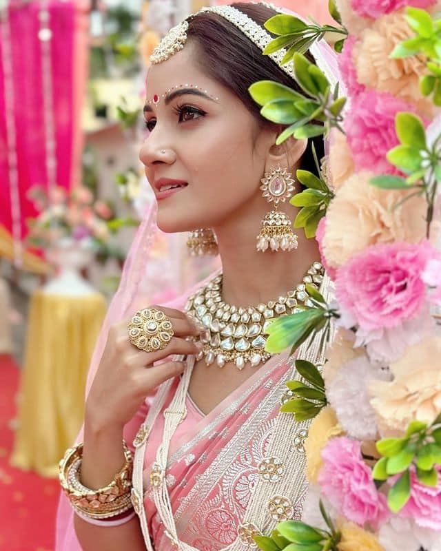 আর একটি ছবিতে মায়ের কাছে বসে তিনি মন দিয়ে পড়াশোনা করছেন। বলাইবাহুল্য় প্রত্য়েকটি ছবিই পছন্দ করেছে তৃণার অনুরাগীরা।