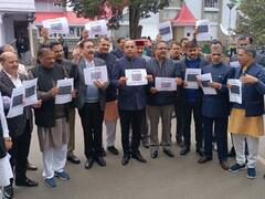 हिमाचल: बजट पेश होने से पहले काली पट्टी लगाकर पहुंचे विपक्ष के विधायक, कहा- 'हमें बजट से नहीं कोई उम्मीद'