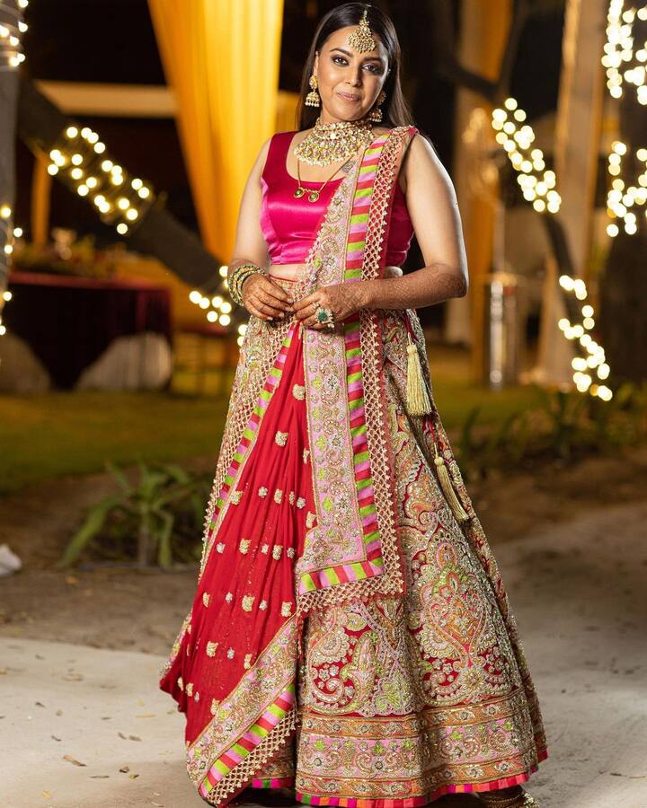 Swara also wore a heavy necklace which pink stones and polkis, she also wore medium-sized jhumkas and bangles to complete her look. (Image Source: Instagram)