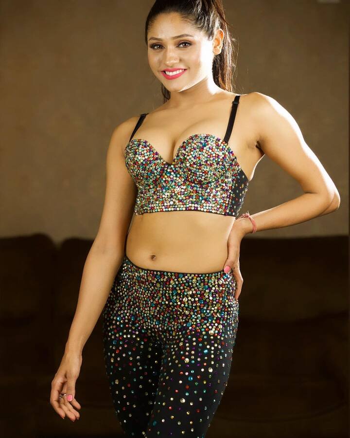 Shweta Sharma PHOTO: ઉર્ફી જાવેદની જેમ શ્વેતા શર્મા પણ ઈન્સ્ટાગ્રામ દ્વારા રાતોરાત સ્ટાર બની ગઈ છે. અભિનેત્રીની તસવીરો આગની જેમ વાયરલ થાય છે.