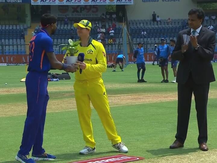 ind vs aus 1st odi Hardik Pandya gifted plant to Steve Smith before toss watch video IND vs AUS: हार्दिक पांड्या ने मुंबई वनडे के लिए टॉस से पहले स्टीव स्मिथ को गिफ्ट किया पौधा, वीडियो में देखें क्या है वजह