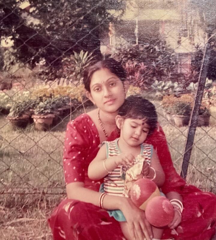 আর এই বিশেষ দিনটায় নিজের ছোটবেলার স্মৃতিতে ডুব দিলেন বাংলায় এই সুন্দরী।