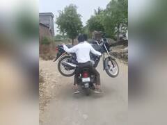 Photo : हफ्ते थकल्याने चक्क दुचाकीवर नेली दुचाकी, पाहा फोटो