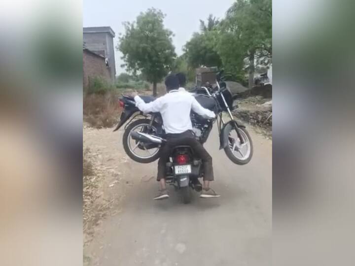 एका शेतकऱ्याने कर्जावर घेतलेल्या दुचाकीचे (Bike) हफ्ते थकल्याने वाहनाच्या कर्ज वसुलीसाठी आलेल्या कर्मचाऱ्यांनी त्याची दुचाकी जप्त केली आहे.