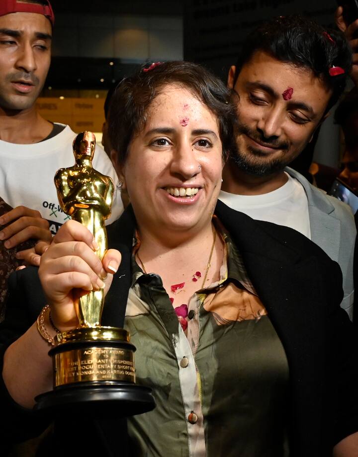 এই ডক্যুমেন্টরি শর্ট ফিল্মটি পরিচালনা করেছেন কার্তিকী গঞ্জালভেস এবং প্রযোজনা করেছেন গুনীত মোঙ্গা। অস্কারজয়ী গুনীত মোঙ্গা এবং কার্তিকী গঞ্জালভেসও আজই লস অ্যাঞ্জেলেস থেকে মুম্বই পৌঁছলেন।