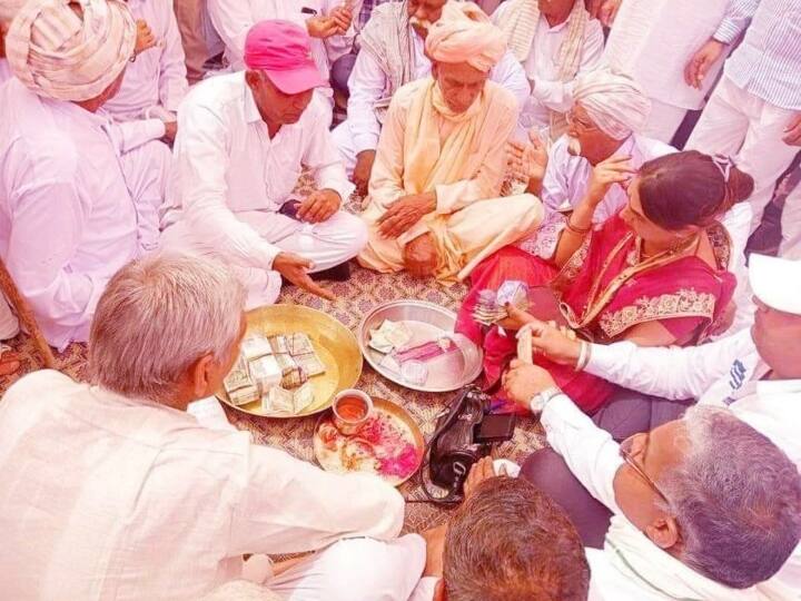 आजकल हरियाणा के फतेहाबाद जिले के एक गांव में हुई शादी की बहुत चर्चा है. यह शादी सोशल मीडिया पर वायरल है.दरअसल इस शादी में भात भरने के लिए राजस्थान के एक गांव से करीब 700 लोग आए थे. यह शादी थी एक ऐसी महिला की दो बेटियों की जिसका कोई नहीं है, न पति, न मां-बाप और न ही कोई भाई. ऐसे में उसके गांव वालों ने उसका मान रखा है और चले गए भात भरने. आइए हम बताते हैं इस शादी के बारे में. सभी तस्वीरें करनपुरी ने भेजी हैं.