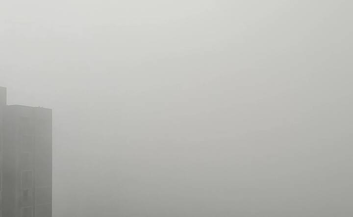 અમદાવાદ શહેરના બોપલથી લઈ નિકોલ સુધીના વિસ્તારમાં ધુમ્મસભર્યુ વાતાવરણ છે.