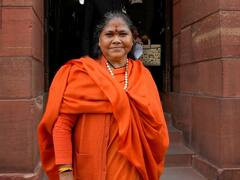 कर्नाटक में निरंजन ज्योति की कार ट्रक से टकराई, ड्राइवर को आई चोट, केंद्रीय मंत्री बोली- मेरी मसल में पेन, बाकी ठीक