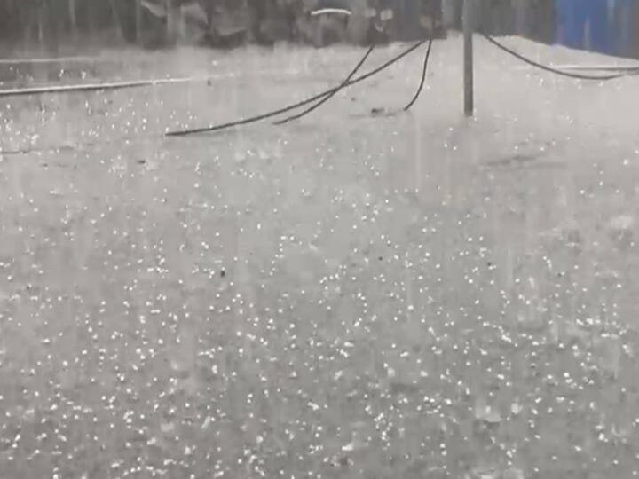 जोरदार पावसासोबत पडणाऱ्या गारांचा आवाज देखील जोरात येत असल्याने पावसाळा सुरु असल्याचा भास होत होता.