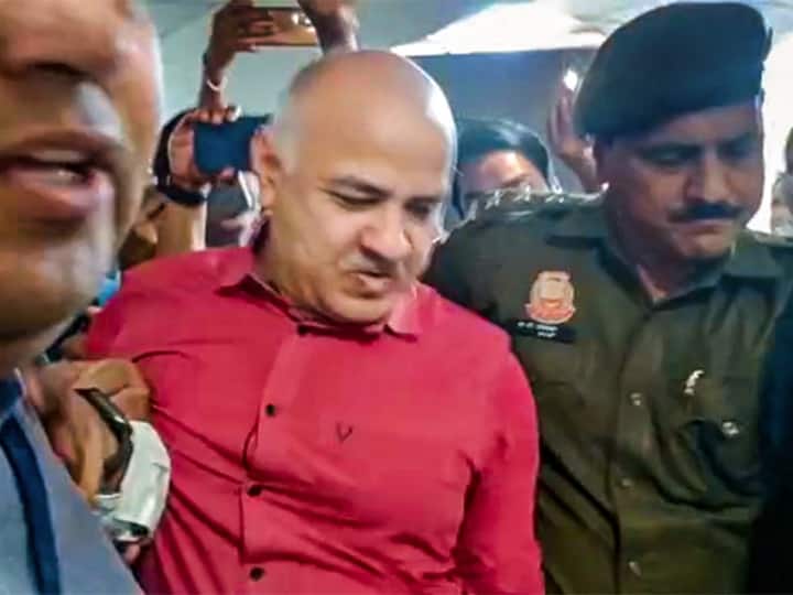 शराब घोटाले में मनीष सिसोदिया की रिमांड 5 दिन और बढ़ी, AAP ने कहा दिल्ली सरकार को बदनाम करने की शराब घोटाले में मनीष सिसोदिया की रिमांड 5 दिन और बढ़ी, AAP ने कहा दिल्ली सरकार को बदनाम करने की