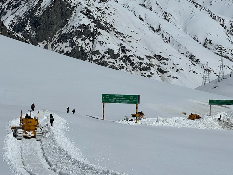 BROs Efforts To Clear Snow Pay Off As Zojila, Razdan Passes Reopen In Record Time