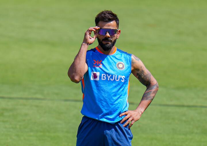 भारतीय क्रिकेट टीम के पूर्व कप्तान विराट कोहली का बल्ला जब नहीं बोल रहा होता है तो उनके आलोचक एक भी मौका उन्हें घेरने का नहीं छोड़ते हैं. कोहली का वर्ल्ड क्रिकेट के तीनों ही फॉर्मेट में अभी तक बल्ले से काफी शानदार प्रदर्शन देखने को मिला है और मौजूदा समय में 75 अंतरराष्ट्रीय शतक अभी तक लगा चुके हैं.