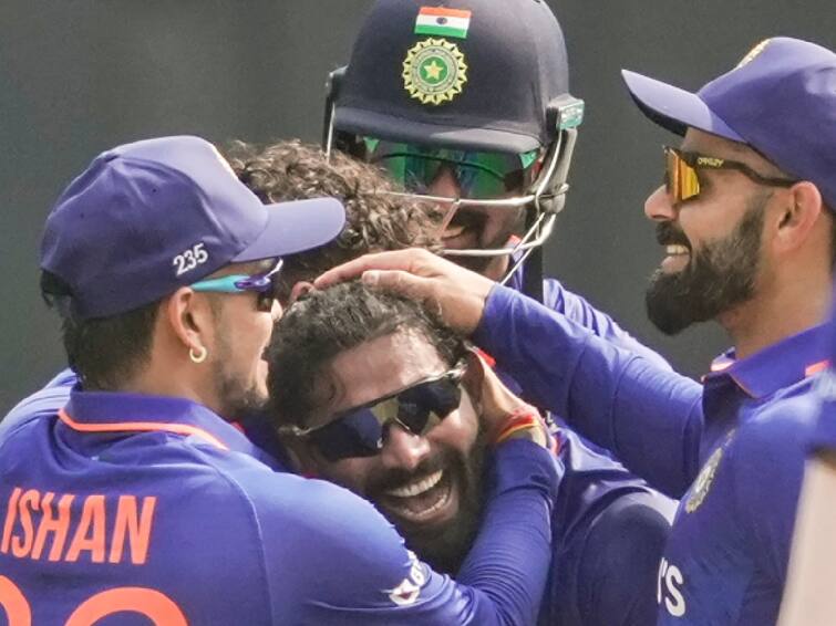 IND vs AUS, 1st ODI: Ravindra Jadeja takes breath taking catch to send back Marnus Labuschagne watch Jadeja Catch Video Viral: இதெல்லாம் அவருக்கு சாதாரணமப்பா.. அந்தரத்தில் பறந்து கேட்ச்.. வீடியோவ பாருங்க மிரண்டு போவீங்க..!