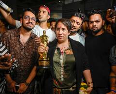 বিশ্ব মঞ্চে সেরার শিরোপা, অস্কার জয়ের পর দেশে ফিরলেন গুণীত মোঙ্গা