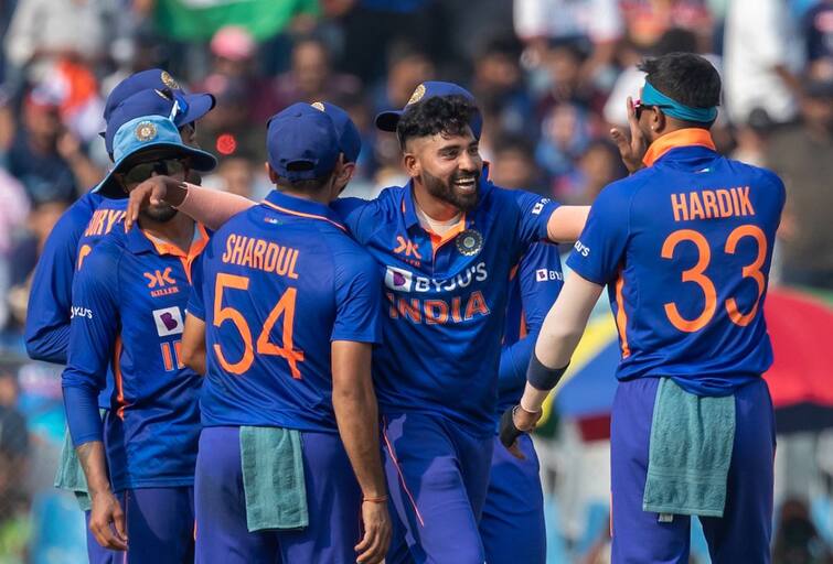 IND vs AUS, 1st ODI: Australia given target of 189 runs against India 1st ODI Wankhede Stadium IND vs AUS, 1st ODI: ઓસ્ટ્રેલિયા 188 રનમાં ઓલઆઉટ, 19 રનમાં ગુમાવી અંતિમ 6 વિકેટ, શમી-સિરાજની શાનદાર બોલિંગ