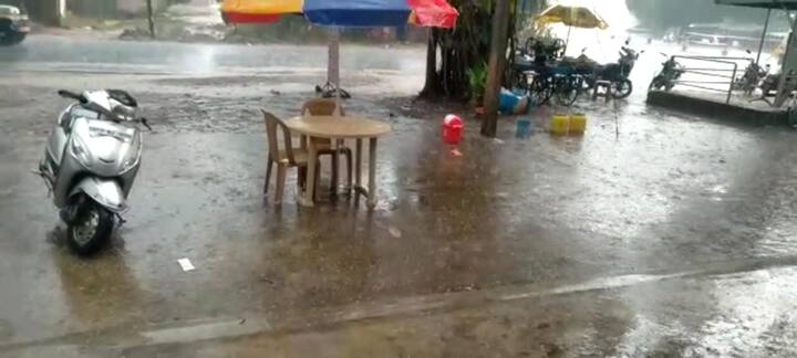 वहीं इस बारिश की वजह से सैकड़ों किसानों के खड़ी फसल खराब होने का भी अंदाजा लगाया जा रहा है. दरअसल मार्च महीने में बस्तर के कई किसानों ने अपने खेतों में तरबूज लगाया था, लेकिन ओलावृष्टि होने से तरबूज की फसल पूरी तरह से खराब हो गई.