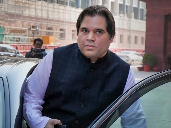 UP Politics: बीजेपी सांसद वरुण गांधी के बदले सुर! अब पीलीभीत से टिकट भी तय? Pilibhit BJP MP Varun Gandhi tone change for Narendra Modi and Yogi Adityanath after fixed Ticket again UP Politics: बीजेपी सांसद वरुण गांधी के बदले सुर! अब पीलीभीत से टिकट भी तय?