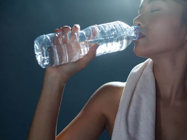 Water Health Risk: गलत तरीके से पिएंगे पानी तो शरीर में लग जाएंगी कई भयंकर बीमारियां, जानें सही तरीका क्या है? Right Way To Drink Water Know It Is Safe To Drink Water Kept Whole Night Water Health Risk: गलत तरीके से पिएंगे पानी तो शरीर में लग जाएंगी कई भयंकर बीमारियां, जानें सही तरीका क्या है?