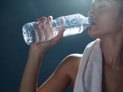 गलत तरीके से पिएंगे पानी तो शरीर में लग जाएंगी कई भयंकर बीमारियां, जानें सही तरीका क्या है?