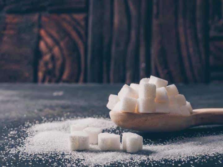 Sugar Side Effects Disadvantages Of Eating Too Much Sweet Foods Know These 5 Warning Signs Sugar Risk: अगर शरीर में दिखने लगे हैं ये 5 लक्षण, तो समझ जाएं कि आप जरूरत से ज्यादा मीठा खा रहे हैं