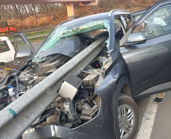 मुंबई-पुणे एक्स्प्रेसवेवर रॉड कारच्या आरपार घुसला!