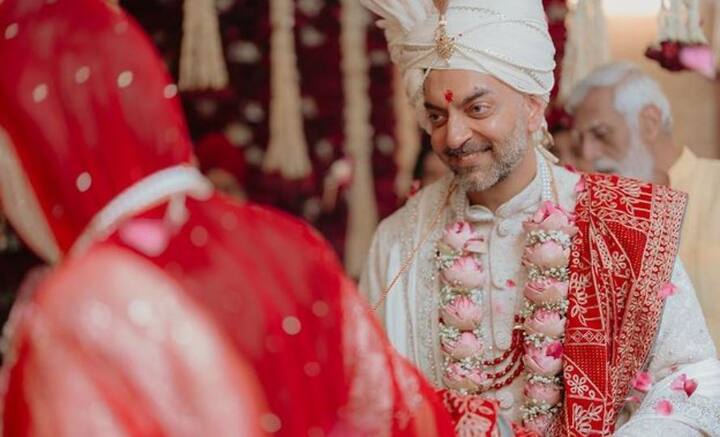 নিখিলেরও আগে বিয়ে হয়েছিল। দুই মেয়ে রয়েছে তাঁর। দলজিৎকে নেপালে বিয়ের প্রস্তাব দেন তিনি।