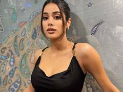 Janhvi Kapoor Photos: जाह्नवी कपूर ने कैमरे के सामने ब्लैक बॉडीकॉन ड्रेस में ढाया ऐसा कहर, तस्वीरें देख मचल जाएगा दिल!