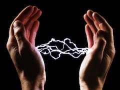 कभी-कभी अचानक से किसी को छूने पर बिजली का झटका क्यों लगता है? दिलचस्प है इसका विज्ञान