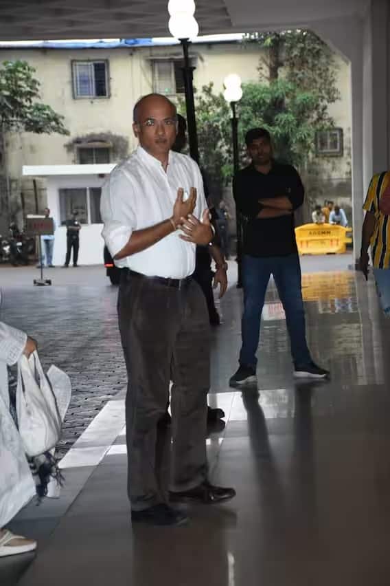 Madhuri Dixit holds prayer meeting for late mother Snehlata, Bollywood stars arrive to pay tribute Madhuri Dixit holds prayer meeting for late mother Snehlata, Bollywood stars arrive to pay tribute