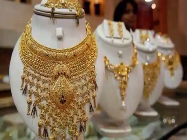 maharashtra news nashik news Rush of customers to buy gold Occation of Gudhipadwa 2023 nashik gold rates today Nashik Gold Rate: गुढीपाडव्याच्या शुभ मुहूर्तावर सोनं झालं स्वस्त, गृहिणींची गर्दी, पाहा नाशिकमधील दर? 