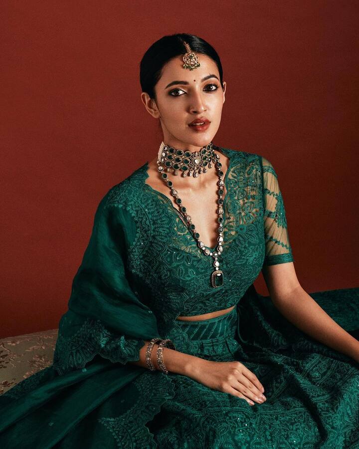 మెహబూబా, గల్లీ రౌడీ సినిమాల్లో నటించింది కానీ డీజే టిల్లు సినిమా రాధిక పాత్ర ఫుల్ క్రేజ్ తీసుకొచ్చింది.  Image Credit: Neha Shetty/Instagram