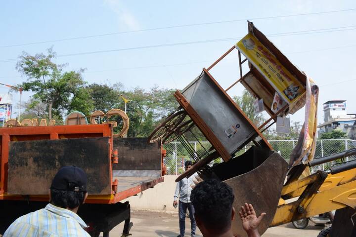 टीव्ही सेंटर येथे महानगरपालिकेच्या शौचालयालगत वीस बाय पन्नास या आकाराच्या जागेत मागील तीस वर्षापासून असलेले चार दुकानांचे अतिक्रमण पाडण्यात आले आहे.