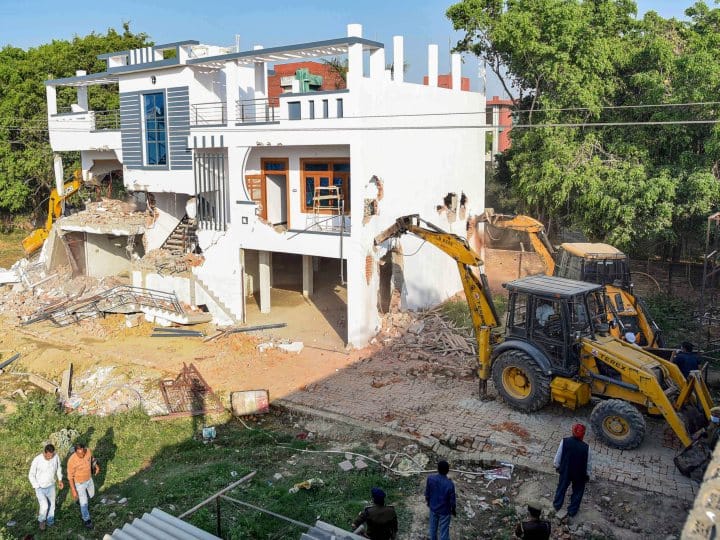 Prayagraj News: प्रयागराज में हुए हैं 30 हजार से ज्यादा अवैध निर्माण, लिस्ट आने के बाद मचा हड़कंप Prayagraj thirty thousand illegal constructions in Prayagraj, stir after list ANN Prayagraj News: प्रयागराज में हुए हैं 30 हजार से ज्यादा अवैध निर्माण, लिस्ट आने के बाद मचा हड़कंप