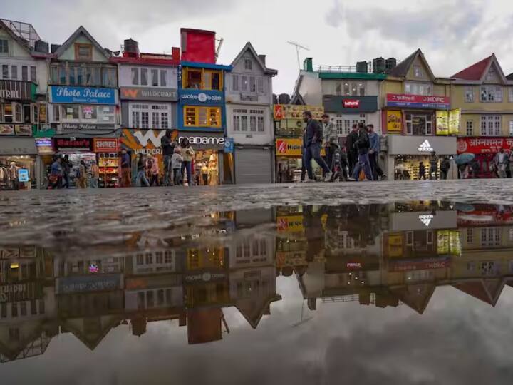बारिश की वजह से मुंबई के तापमान में भी गिरावट दर्ज की गई है. सांताक्रूज में अधिकतम तापमान 29 डिग्री सेल्सियस दर्ज किया गया.