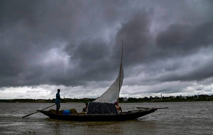 দক্ষিণ-পশ্চিম রাজস্থান ও কচ্ছ সংলগ্ন এলাকা থেকে বাংলাদেশ পর্যন্ত নিম্নচাপ অক্ষরেখা রয়েছে। যা গাঙ্গেয় পশ্চিমবঙ্গ ও ঝাড়খণ্ডের উপর দিয়ে গেছে।
