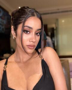 Janhvi Kapoor Photos: जाह्नवी कपूर ने कैमरे के सामने ब्लैक बॉडीकॉन ड्रेस में ढाया ऐसा कहर, तस्वीरें देख मचल जाएगा दिल!