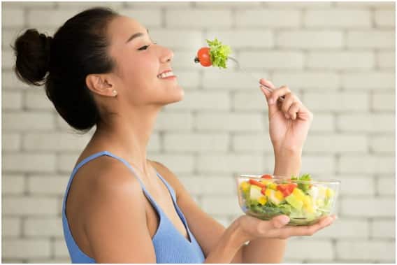Health Tips: If you make this mistake while eating, then along with weight gain, the digestive system will also be affected. Health Tips: If you make this mistake while eating, then along with weight gain, the digestive system will also be affected.