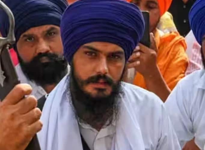 Action Against Amritpal Singh: Punjab Police launches action against Amritpal Singh Action Against Amritpal Singh: ખાલિસ્તાની સમર્થક અમૃતપાલ સિંહની થઇ શકે છે ધરપકડ, આખા પંજાબમાં આવતીકાલ સુધી ઇન્ટરનેટ બંધ
