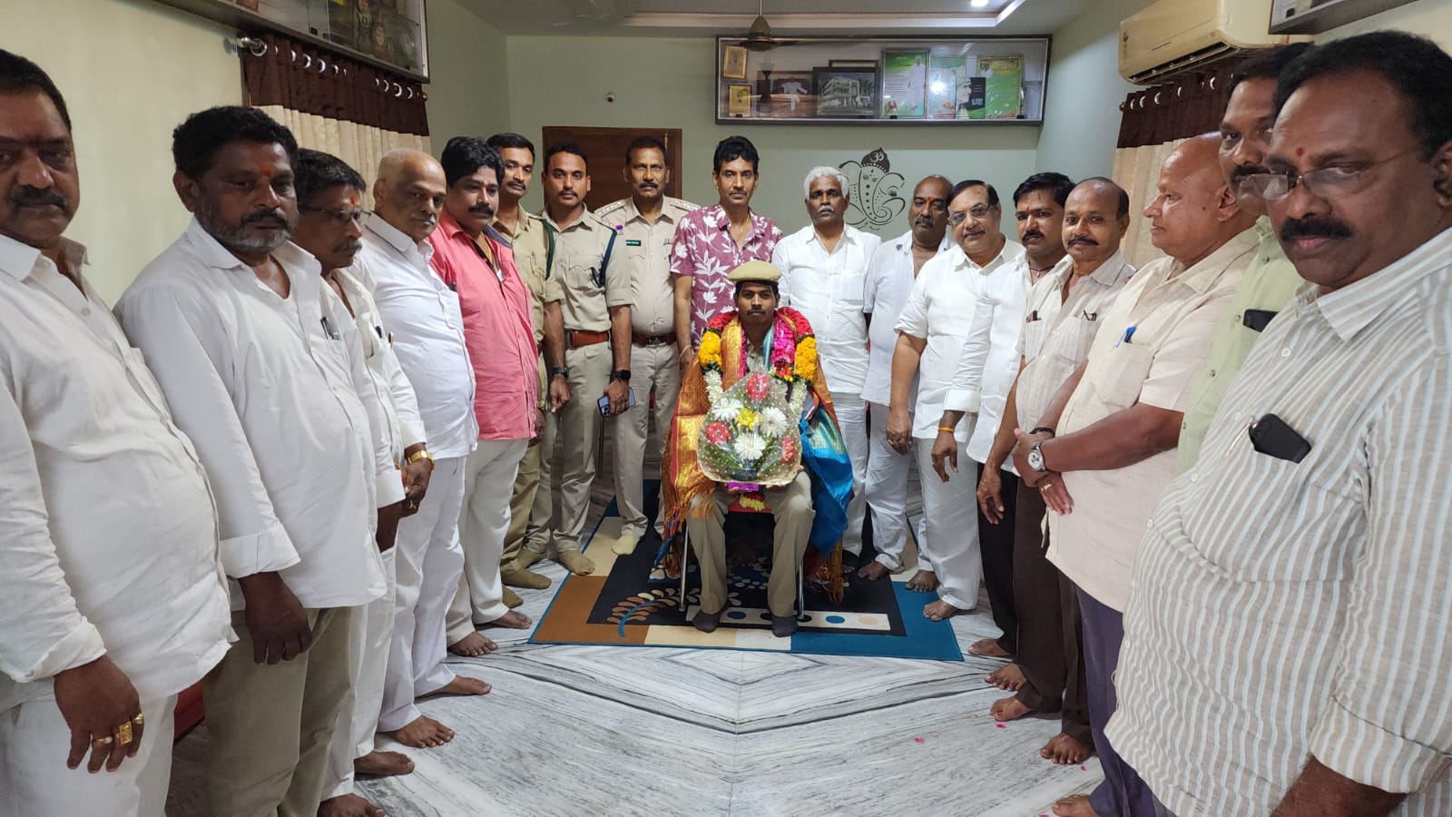 Constable Rescue Woman : ప్రాణాలకు తెగించి యువతిని కాపాడిన కానిస్టేబుల్, వీడియో వైరల్!