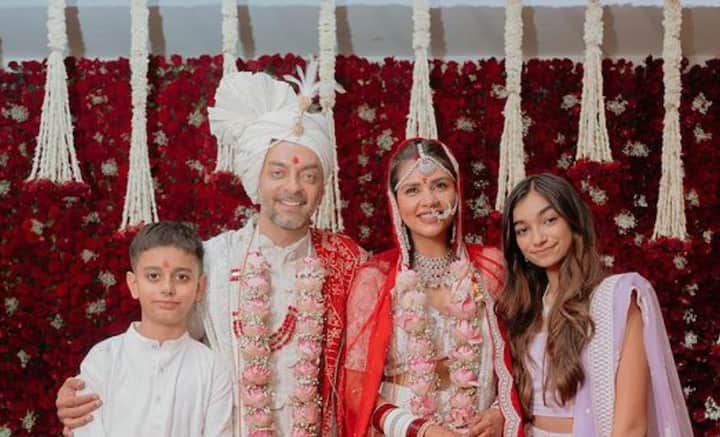 শালীনের সঙ্গে সম্পর্কে ইতি পড়ার পর থেকে একাই ছিলেন দলজিৎ। ছেলেি ছিল তাঁর দুনিয়া। কিন্তু দুবাইয়ে নিখিলের সঙ্গে আলাপের পর নতুন করে জীবন শুরুর কথা ভাবেন।