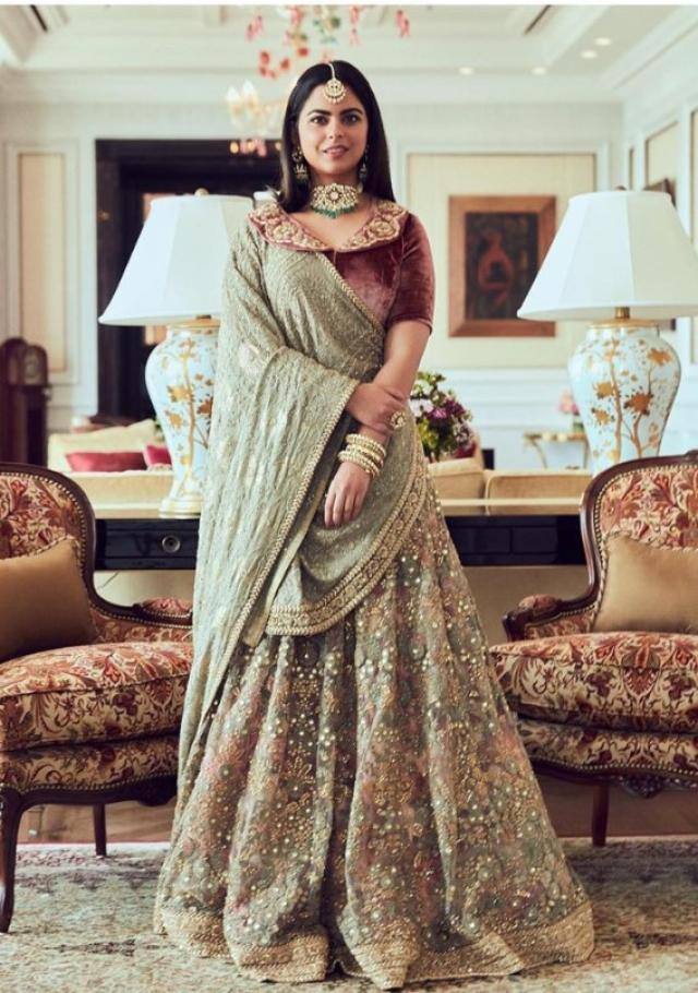इस लुक में भी देखा जा सकता है कि ईशा अंबानी पिस्ता रंग के लहंगे में काफी ज्यादा खूबसूरत नजर आ रही थी. इतना ही नहीं उन्होंने इसके साथ में गुलाबी रंग का काफी खूबसूरत ब्लाउज भी पहना था. ईशा अंबानी का यह अंदाज काफी खूबसूरत था. इस लुक के साथ में उन्होंने खूबसूरत मांग टीका और चोकर पहना था जो कि सब्यसाची का था.