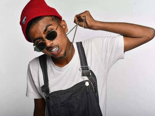 एमसी स्टॅनच्या इंदूरमधील लाईव्ह शो दरम्यान बजरंग दलाच्या कार्यकर्त्यांनी गोंधळ घालत त्याचा शो बंद पाडला आहे.