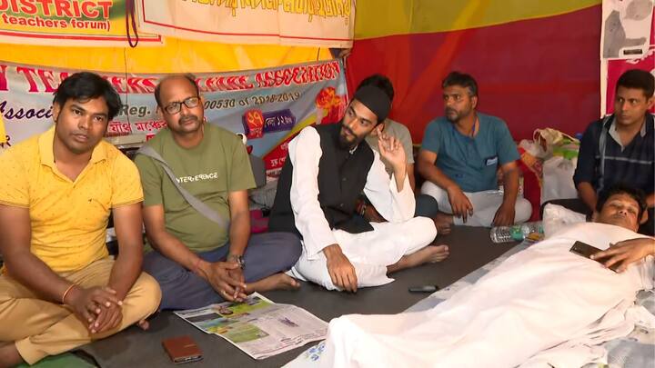 আন্দোলনকারীদের পাশে থাকার বার্তা দিতে আজ শহিদ মিনার চত্বরে ধর্নামঞ্চে দিনভর অনশনে বসেছেন ভাঙড়ের আইএসএফ বিধায়ক নৌশাদ সিদ্দিকি।