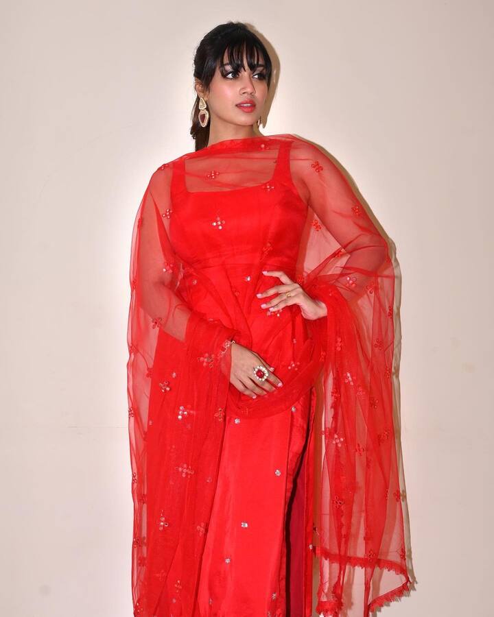 ఎరుపు డ్రెస్సులో అప్పుడు విరిసిన మందార పువ్వులా కనిపిస్తోంది నివేదా పేతురాజ్.