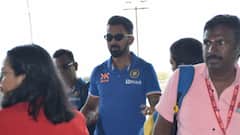 IND vs AUS: বিমানবন্দরে অনুরাগীর টি-শার্টে সই করলেন কোহলি, উচ্ছ্বাসে ভাসল খুদে