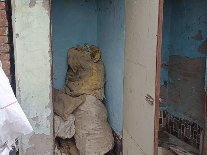 Lakhimpur Kheri Swachh Bharat Mission People made shop in toilets and fill straw ANN Lakhimpur Kheri: स्वच्छ भारत मिशन की उड़ीं धज्जियां, कहीं शौचालय में मिली दुकान तो कहीं भरा मिला भूसा