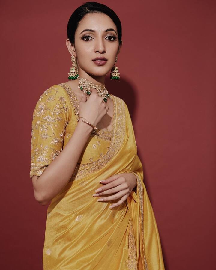 సోషల్ మీడియాలో నేహా శెట్టి పోస్ట్ చేసిన ఫోటోస్ వైరల్ గా మారాయి.  Image Credit: Neha Shetty/Instagram