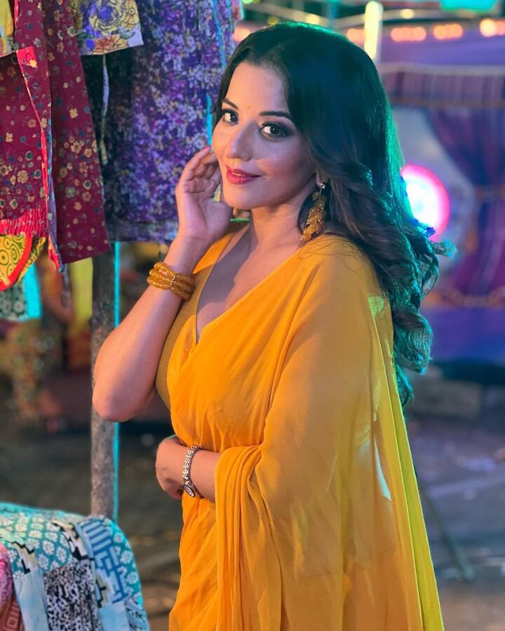 अब हाल ही में एक्ट्रेस ने अपनी पीली साड़ी में कुछ तस्वीरें शेयर की हैं. मोनालिसा तस्वीरें शेयर करते हुए लिखती हैं कि इस पीली साड़ी पर इतने सारे गाने मन में चल रहे हैं. वह अपने फैंस से पुछते हुए कैप्शन लिखती हैं कि आप मुझे अगली रील के लिए कोई गाना सुझाए सकते हैं.